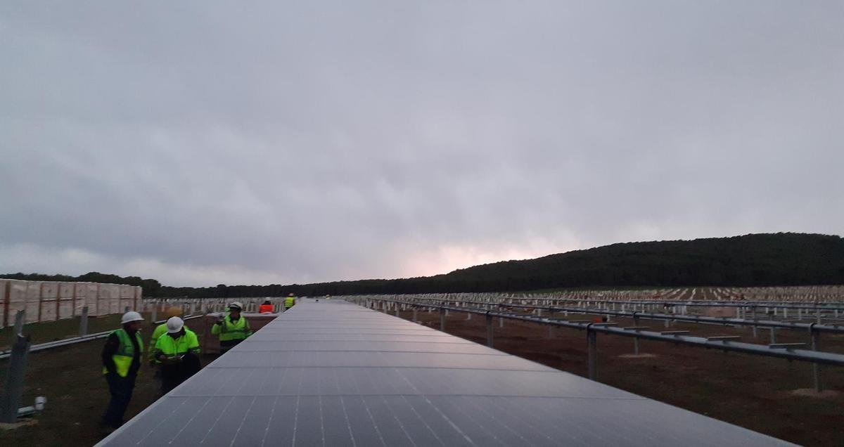 Imagen panorámica del montaje del parque fotovoltaico, preparado para entrar en operación