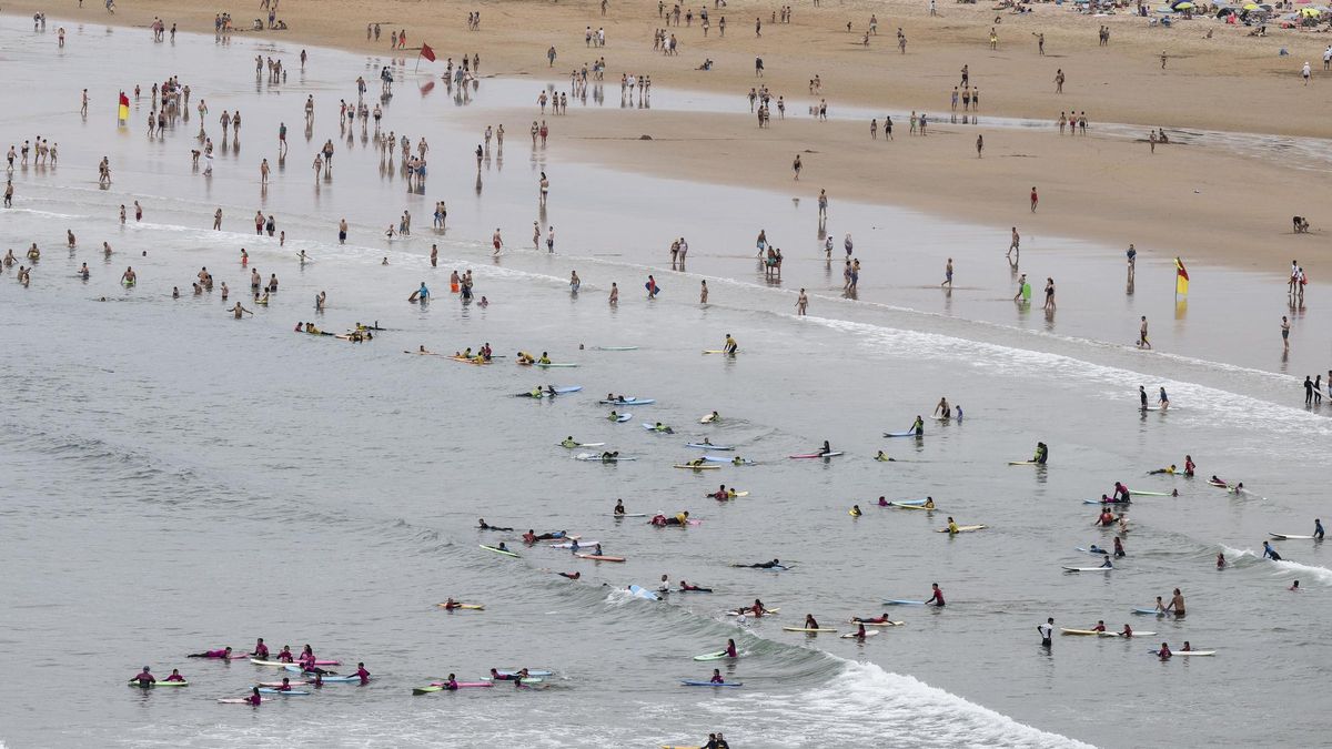 Cientos de turistas en la playa de Suances, en Cantabria, durante el pasado mes de agosto.