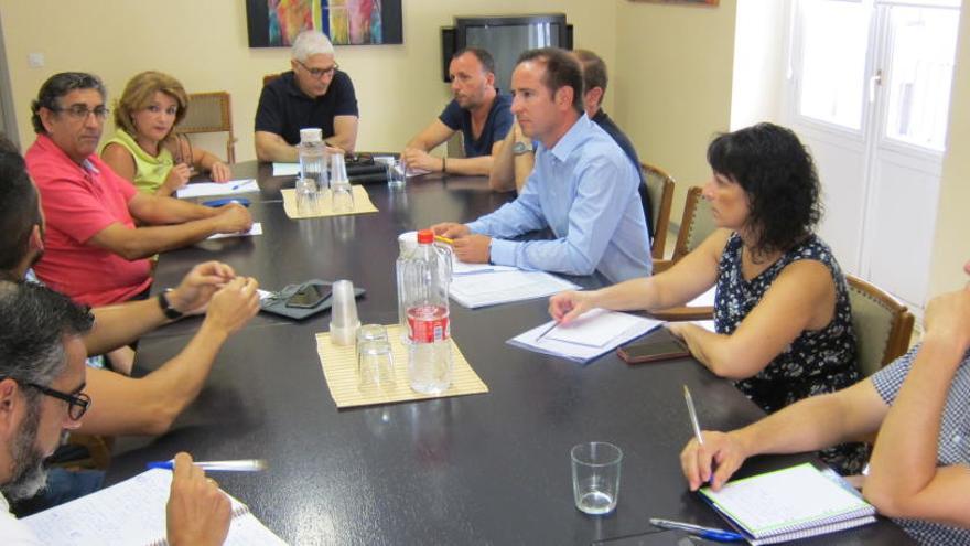 Un momento del encuentro entre el alcalde y concejales de Novelda con los representantes de la patronal marmolera