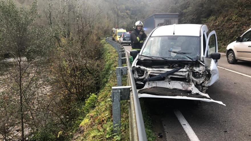 Excarcelan a la conductora de un coche accidentado en la carretera de Belmonte a Somiedo