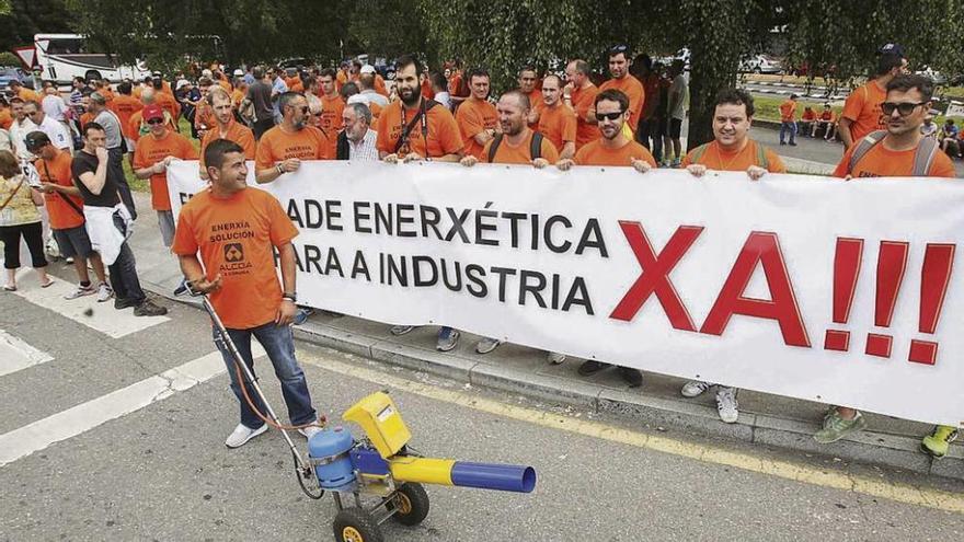 Un momento de la protesta de los trabajadores de Alcoa, ayer, ante el edificio de la Xunta, en Santiago.