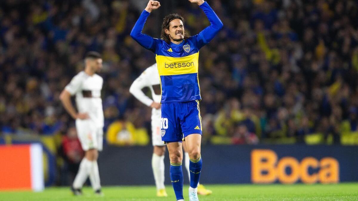 Edinson Cavani celebra su primer gol con Boca Juniors