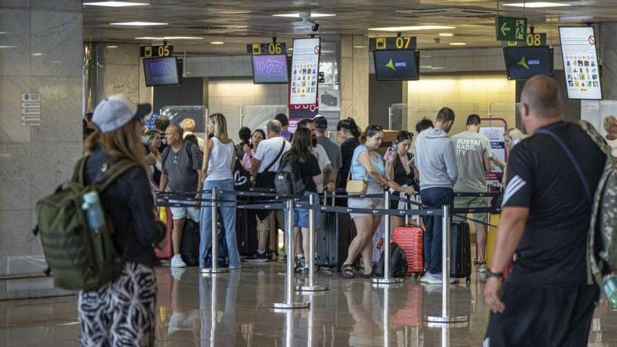 Control policial a la T2 de l’aeroport del Prat.