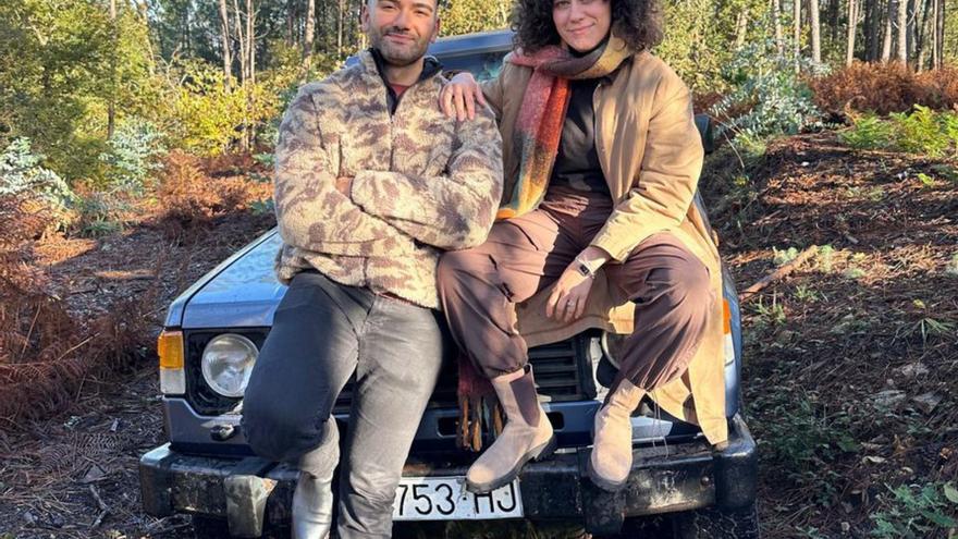 Los ediles Xerardo Díaz y Erea Rey en un monte del municipio.