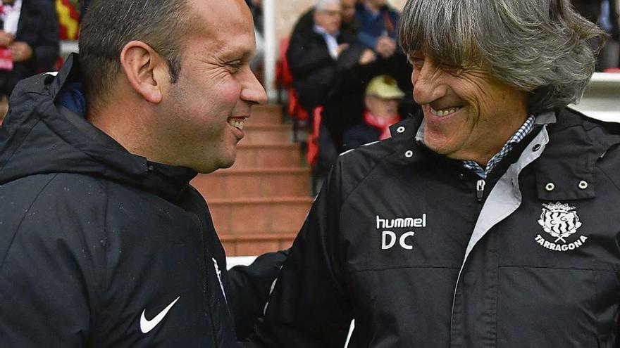 José Alberto saluda a Enrique Martín antes del comienzo del partido.