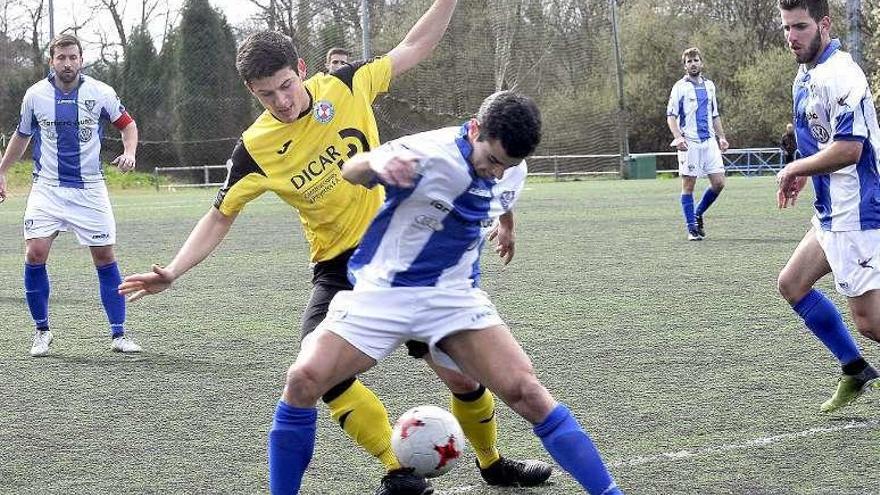 Javi Alonso presiona a un jugador del Lugones.