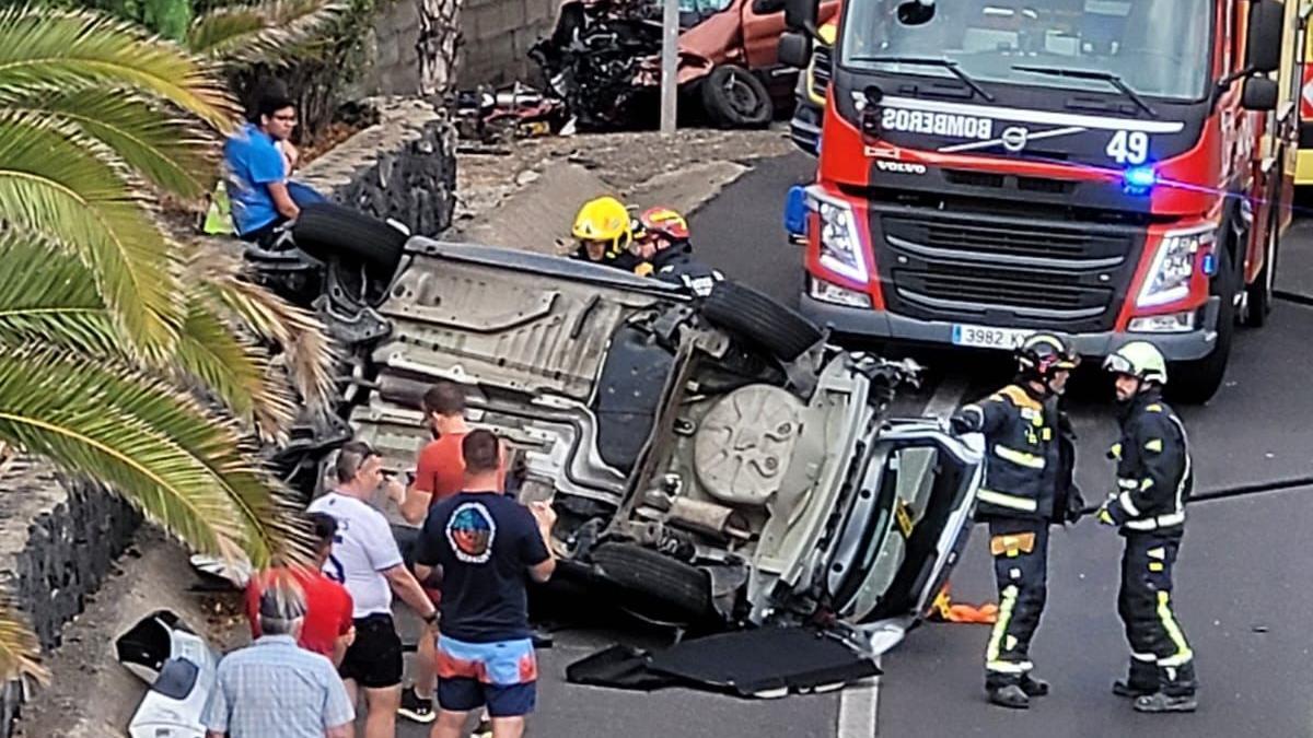 Efectivos de emergencia intervienen en el lugar del accidente.