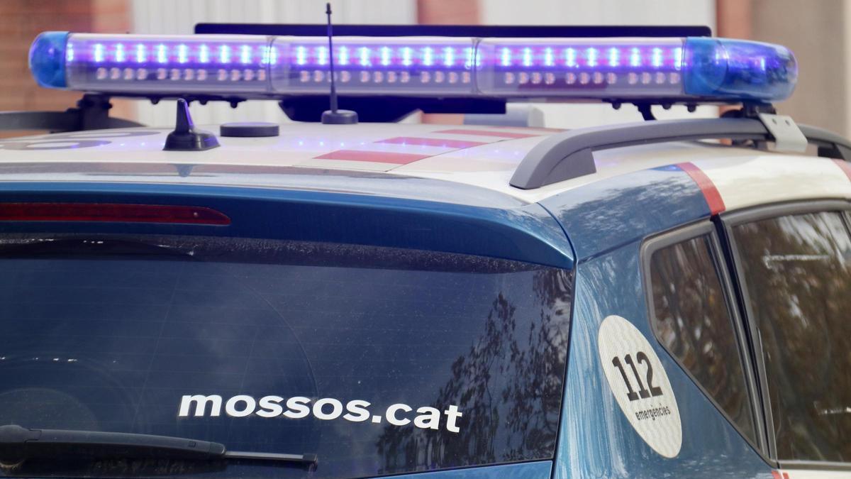 Lluminosos i part posterior i lateral d’un vehicle policial dels Mossos d’Esquadra