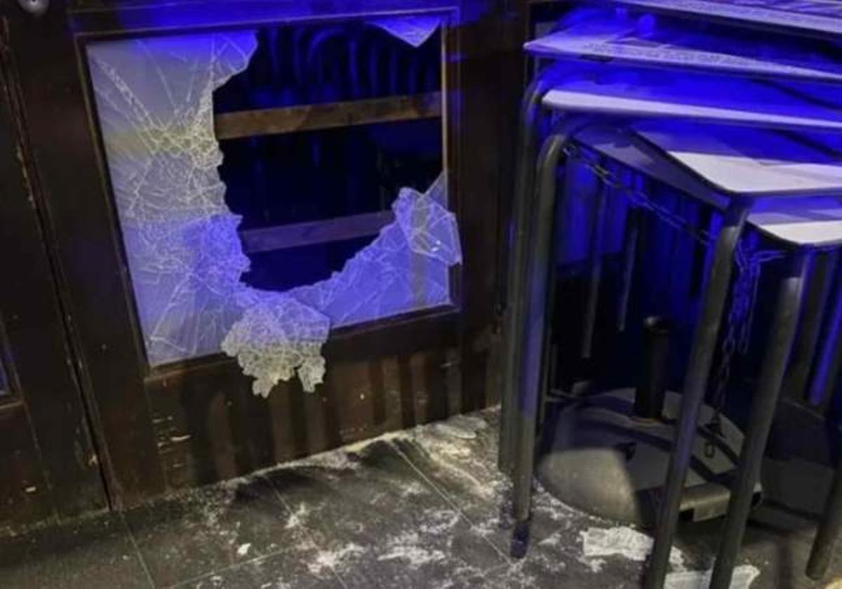 Imatge del vidre trencat del restaurant ubicat el carrer Josep Pla