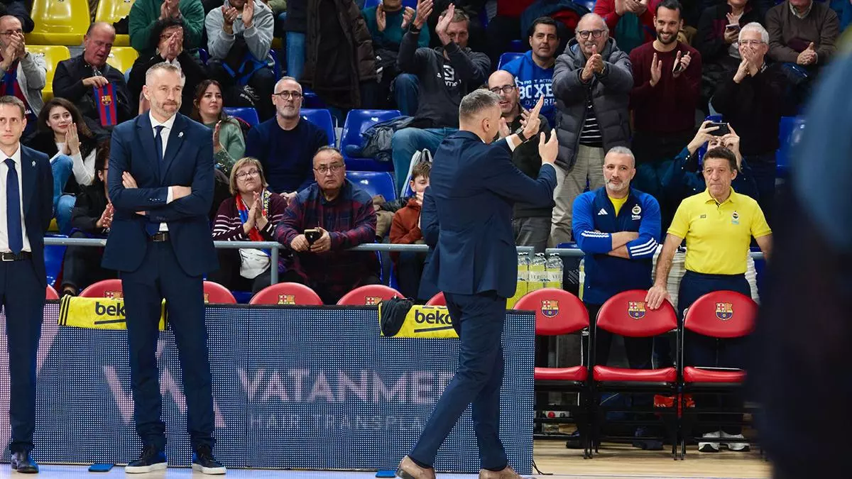 Aplausos y muestras de cariño del Palau a Sarunas Jasikevicius.  Así ha sido su regreso al feudo azulgrana.