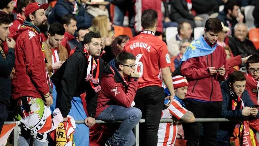 Aficionados del Sporting en la grada del Anxo Carro de Lugo el pasado mes de enero.