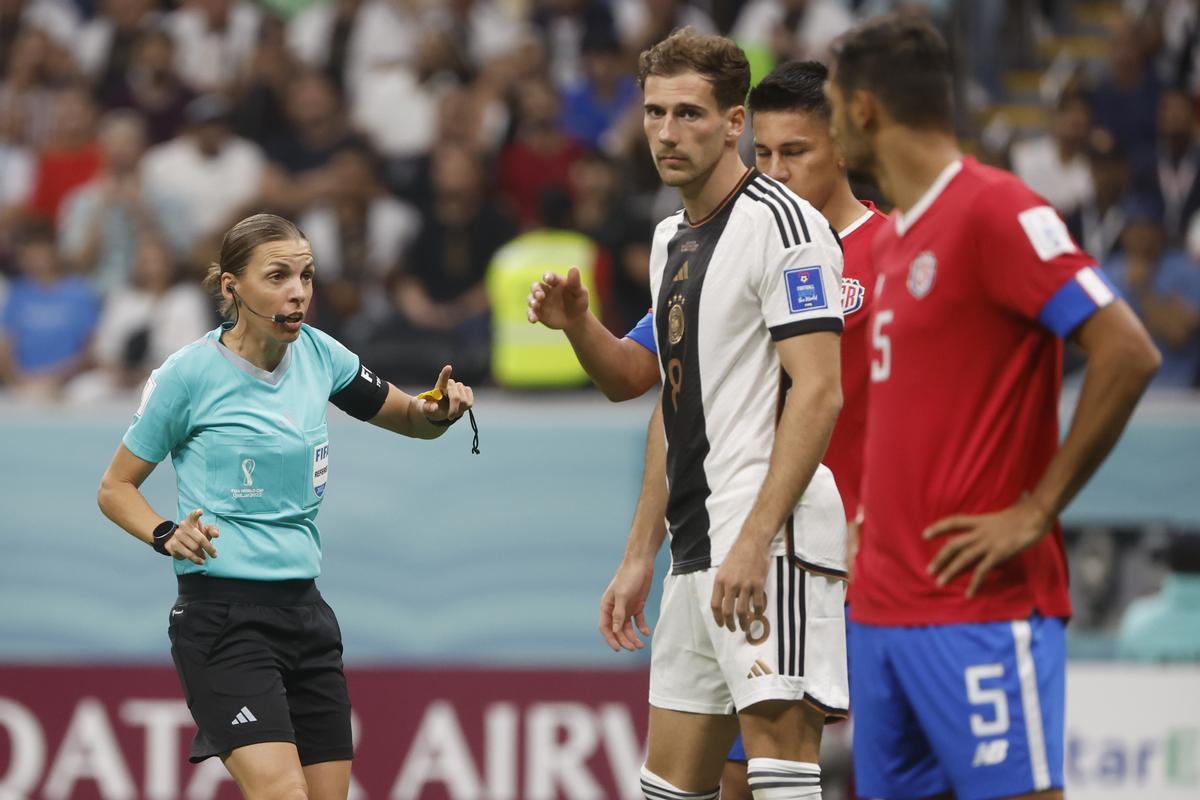 GR4014. JOR (CATAR), 01/12/2022.- La árbitra Stephanie Frappart habla con los jugadores de Costa Rica y Alemania hoy, en un partido de la fase de grupos del Mundial de Fútbol Qatar 2022 entre Costa Rica y Alemania en el estadio Al Bait en Jor  (Catar). EFE/ Juan Ignacio Roncoroni