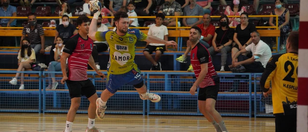 Raúl Maide lanza a portería durante el partido jugado en el Ángel Nieto ante Handbol Esplugues.