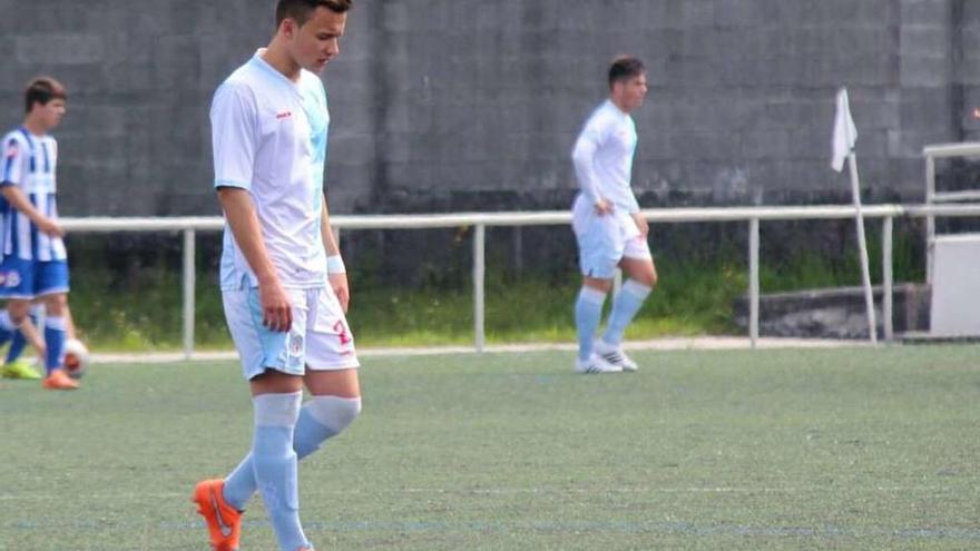 El joven jugador estradense, durante un partido con el Compostela juvenil.