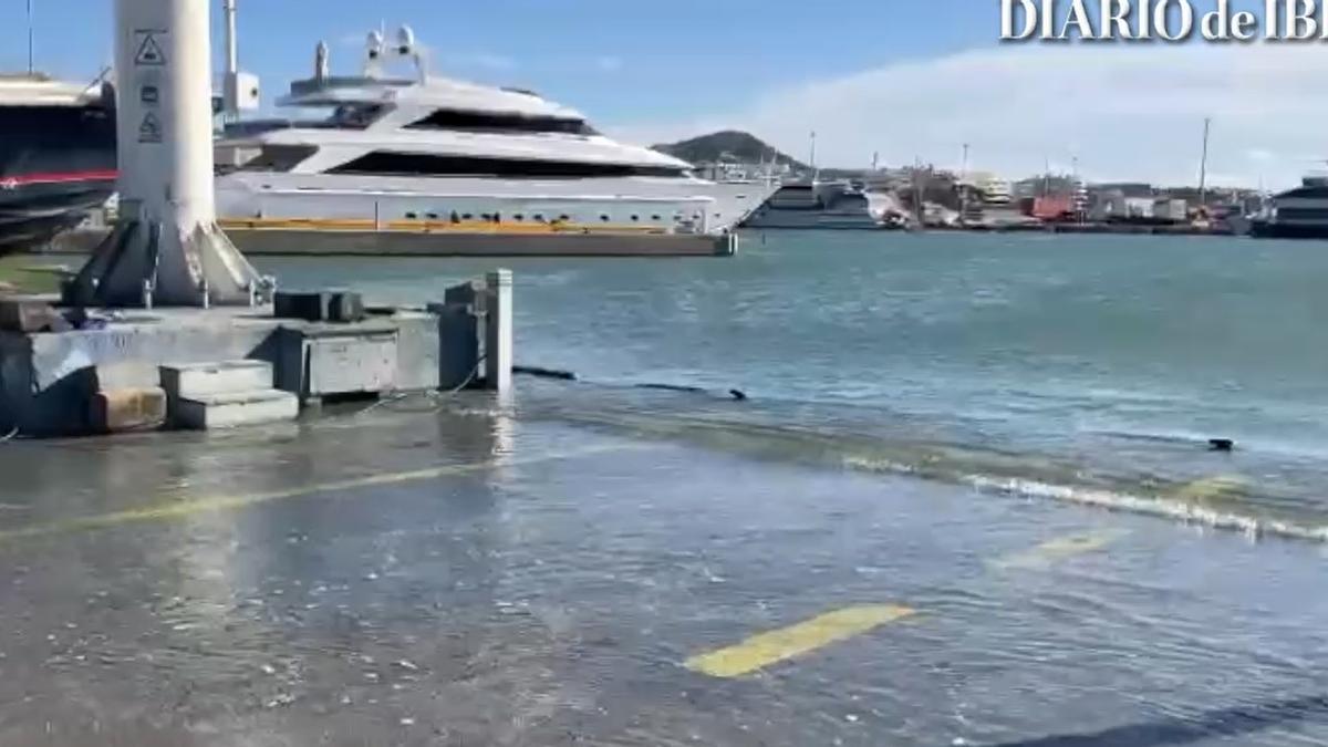 La subida de la marea provoca inundaciones en muelles del puerto de Ibiza