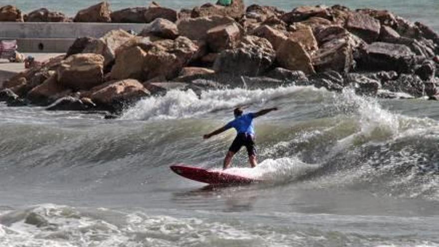 Un surfista en el paseo de Juan Aparicio de Torrevieja.