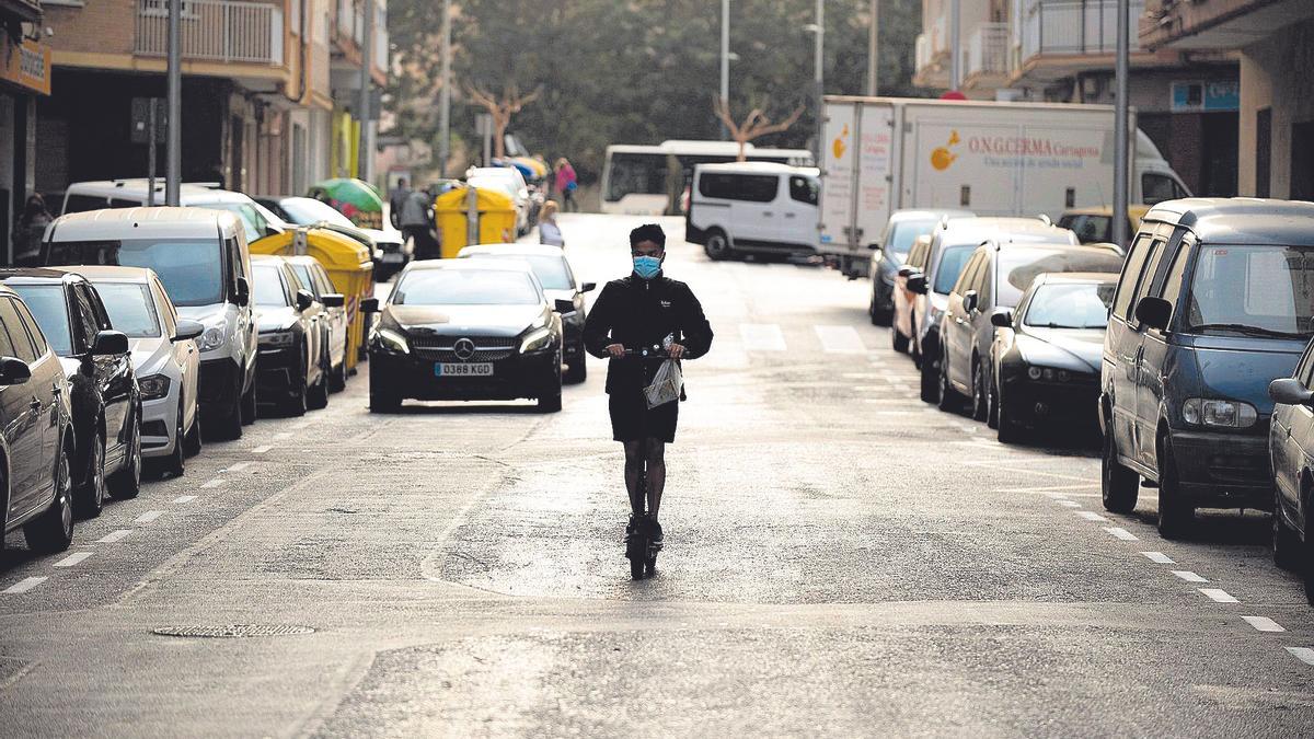 Un joven circula en patinete por Cartagena.