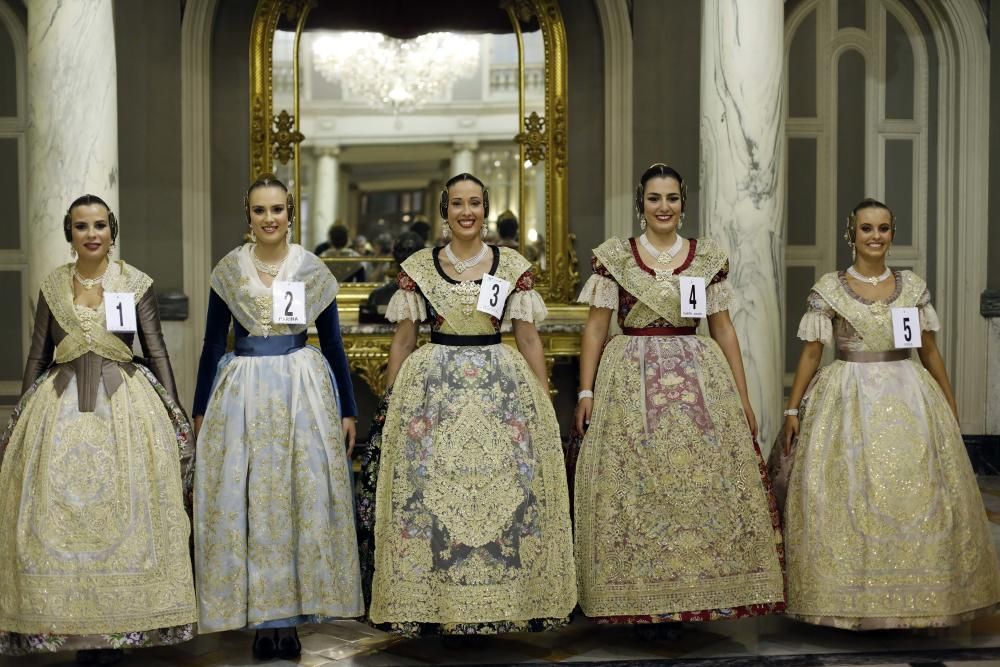 Las aspirantes a fallera mayor conocen el Salón de Cristal