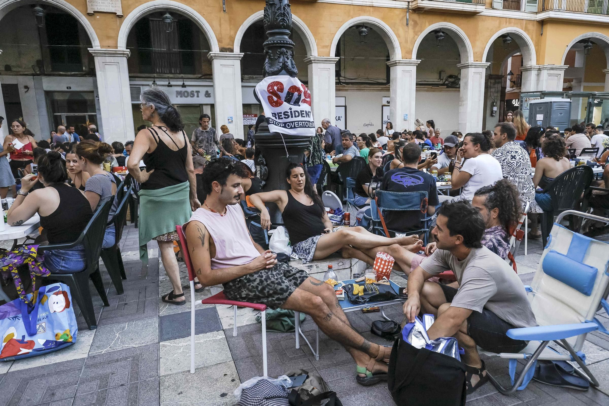 FOTOS | Cientos de residentes 'liberan' la plaza Major de Palma con una gran cena popular