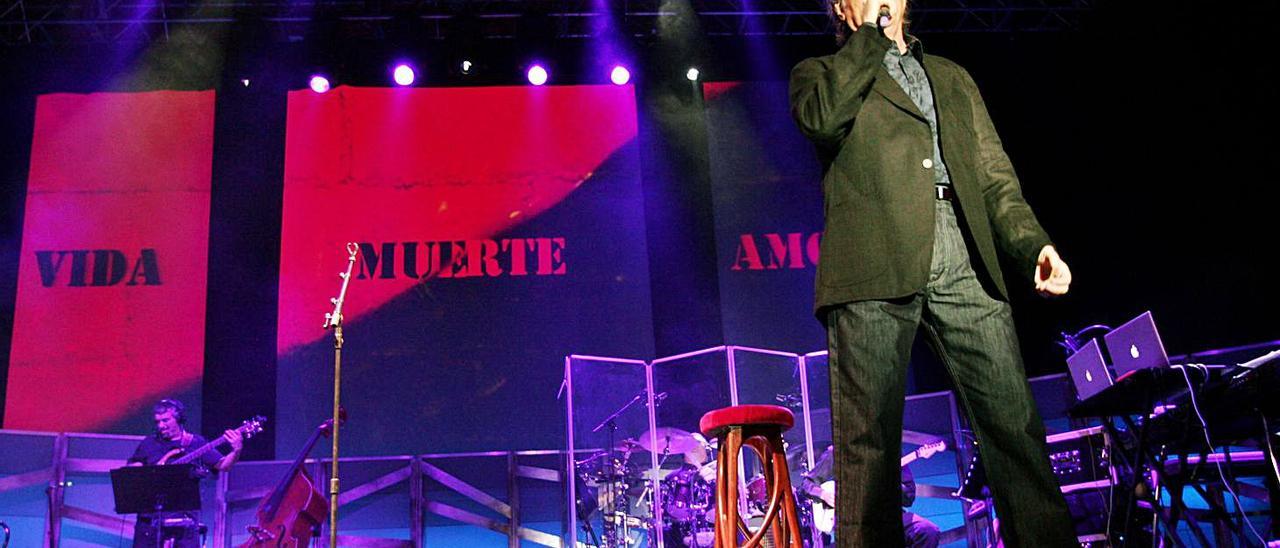 Serrat en 2010 en Elche, presentando Hijo de la luz y de la sombra