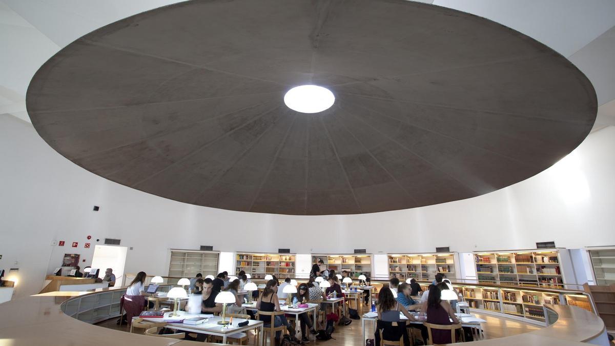 Estudiantes en una biblioteca.
