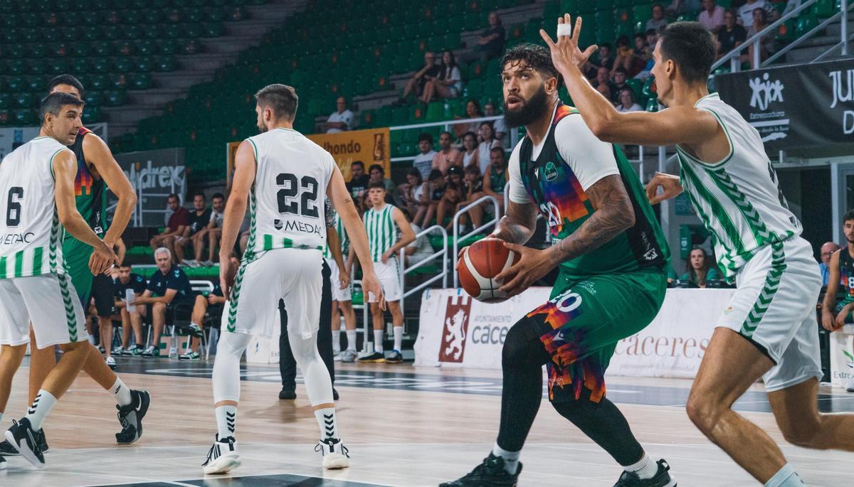 Dikembe André avanza hacia la canasta rival.