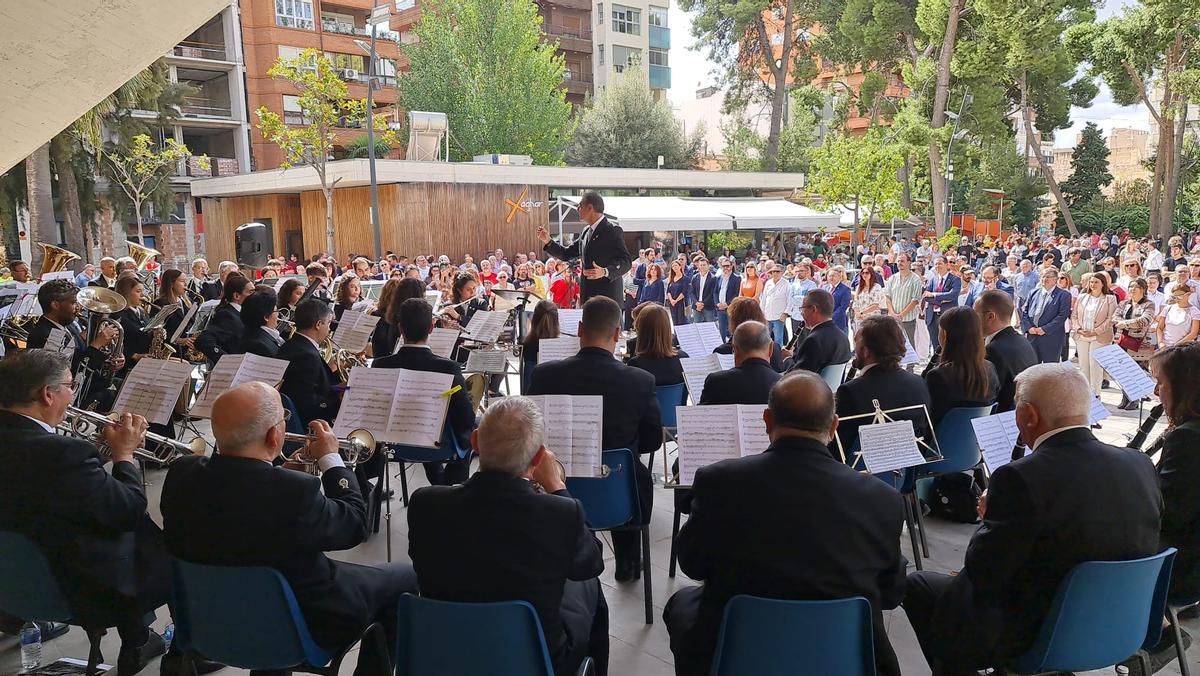 EL concierto de la AMCE Santa Cecilia de Elda en la plaza Castelar.