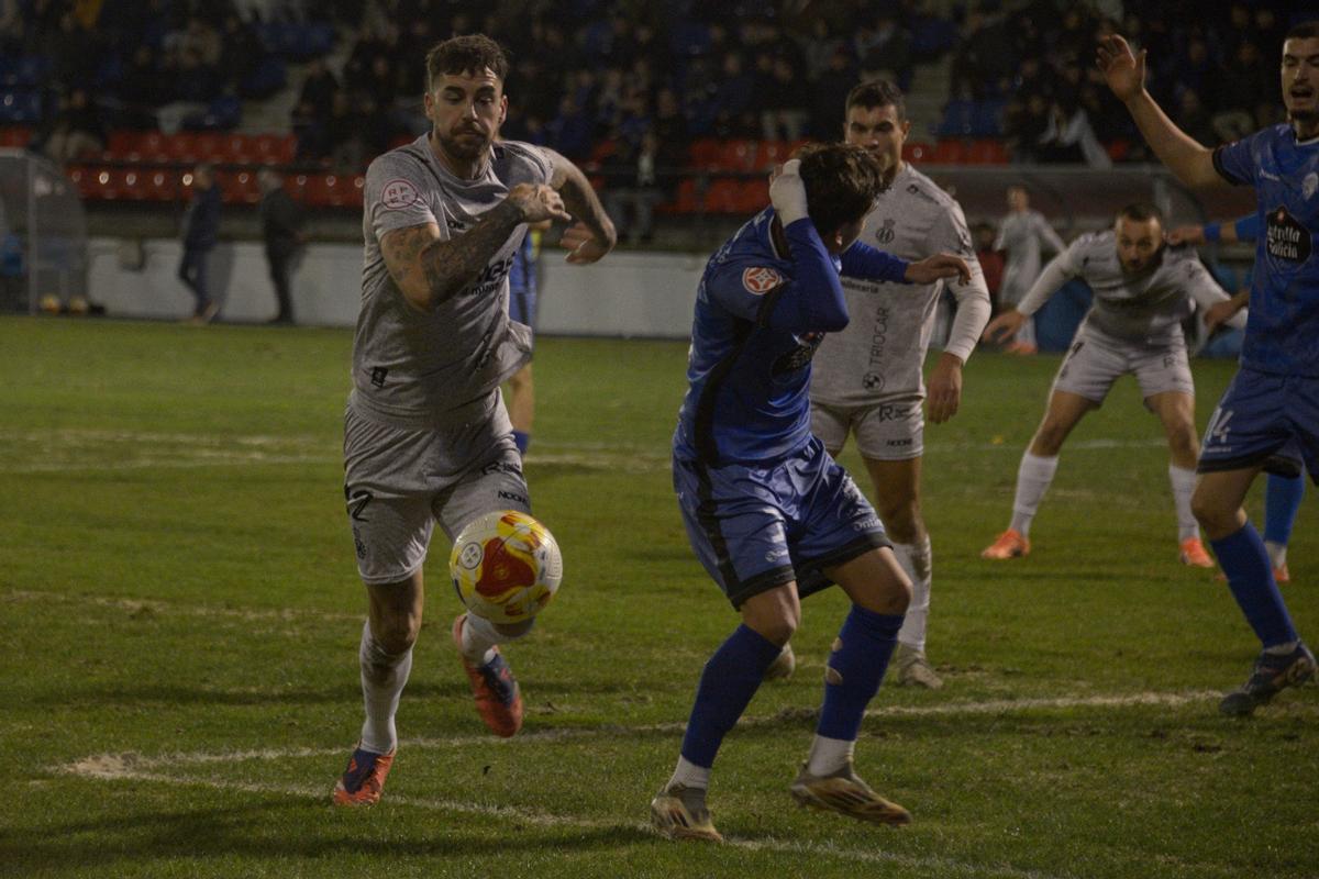 Una jugada del partido de la primera vuelta entre Avilés y Ourense