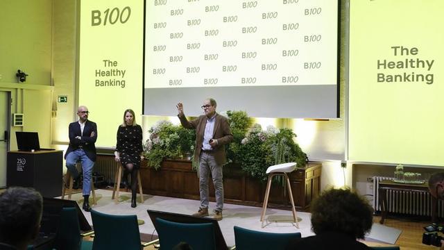 De izquierda a derecha, el responsable de Marketing, Luis Franqueira; Paloma Barreiro Jorge Mahía, director de Marketing y Banca Digital de Abanca.