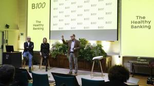 De izquierda a derecha, el responsable de Marketing de B100, Luis Franqueira; Paloma Barreiro, responsable de producto de B100, y Jorge Mahía, director de Marketing y Banca Digital de Abanca.