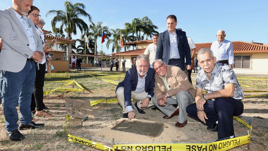 Torres coloca la primera piedra de la nueva plaza de las Nieves en Canagua