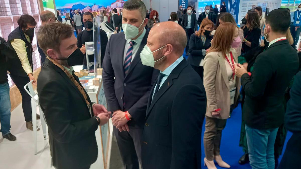 Toni Gaspar y Jordi Mayor visitan el stand de Llíria en Fitur