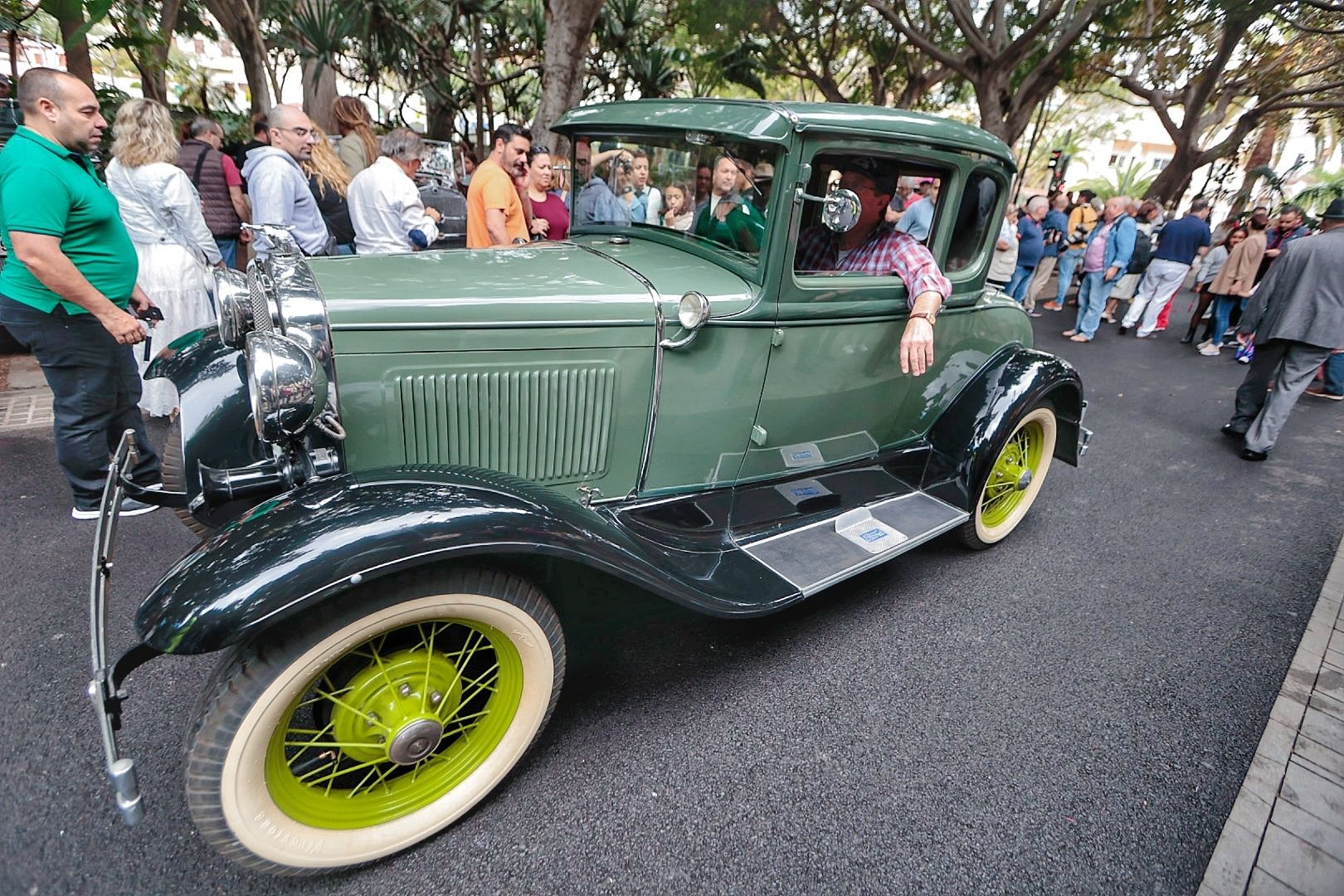 Exhibición de coches antiguos en el Carnaval de Santa Cruz de Tenerife