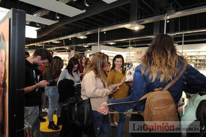 Rozalén, en la firma de discos y libros en FNAC