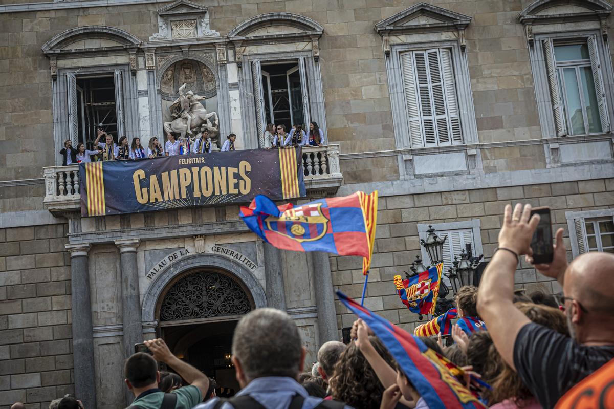 El Barça femenino celebra su Champions en la plaça Sant Jaume