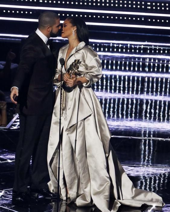 Drake presenta a su pareja sentimental Rihanna en la entrega del premio Michael Jackson.