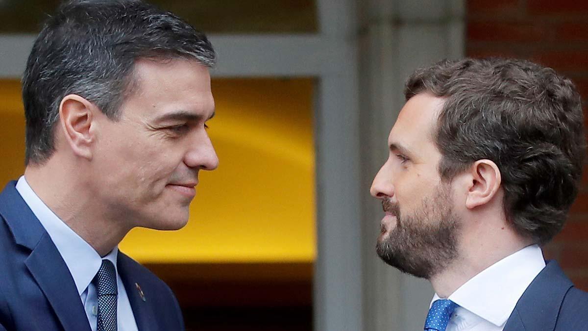 El PSOE amplía aun más su ventaja sobre el PP, según el CIS. En la foto, Pedro Sánchez y Pablo Casado, durante su encuentro el 17 de febrero pasado.