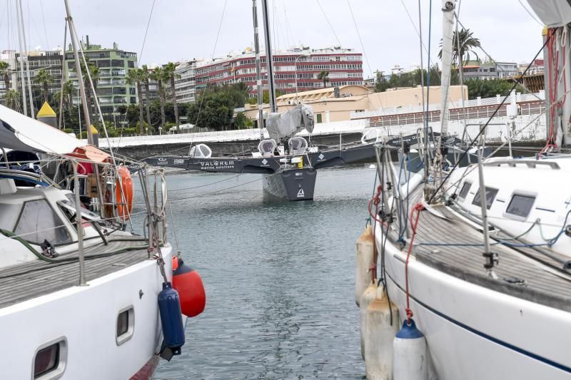 11-11-19 LAS PALMAS DE GRAN CANARIA. MUELLE DE CLUB NAUTICO. LAS PALMAS DE GRAN CANARIA. Trimaran multicasco que aquiere batir el recor de la vuelta al mundo atracado en la Marina del Real Club Nautico de Las Palmas de Gran Canaria. Fotos: Juan Castro.  | 11/11/2019 | Fotógrafo: Juan Carlos Castro