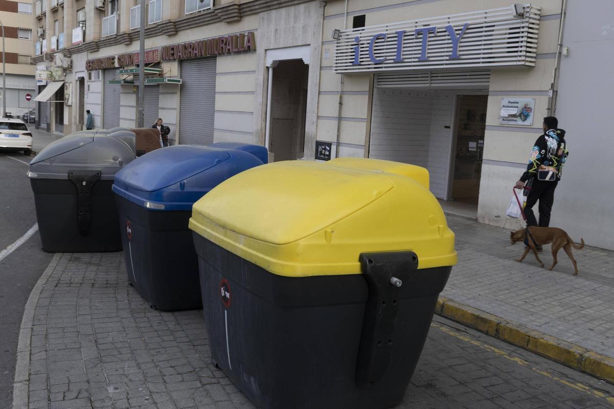 Isla de contenedores en la Plaça País Valencià de Xàtiva.