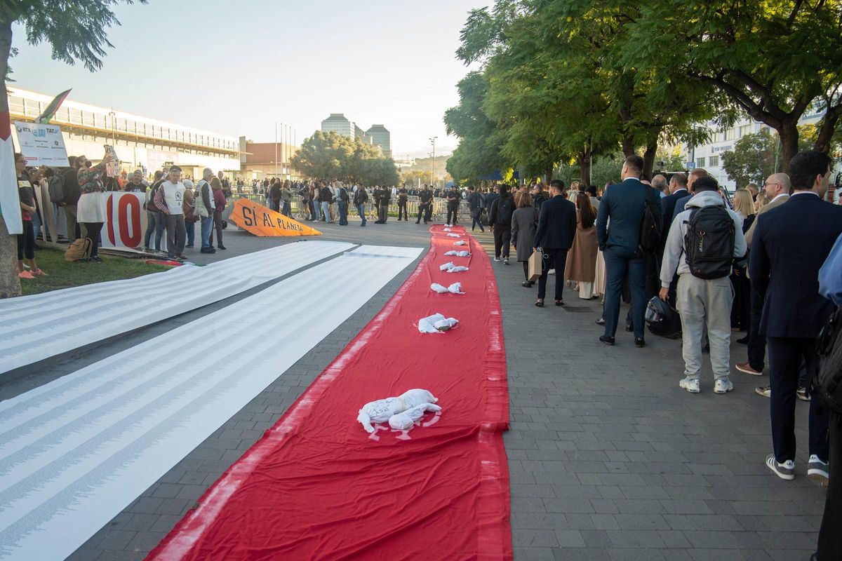 Ecologistas y activistas propalestinos protestan contra la feria Aviation Week en Barcelona