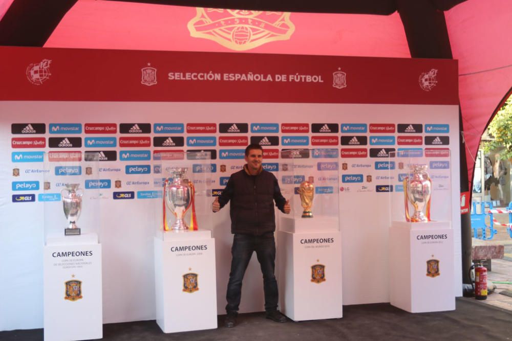 Cientos de aficionados hacen cola durante todo el jueves para fotografiarse con los trofeos de La Roja