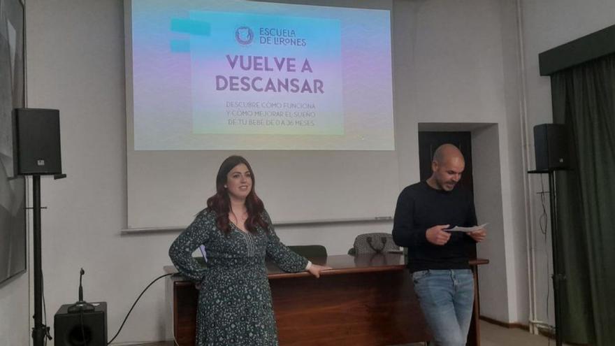 El concejal de Cultura, Javier López, presenta a la especialista en sueño infantil Rosa Prieto. | C. T.
