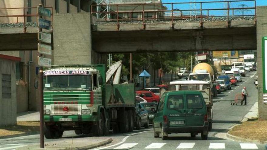 Atasco en la intersección entre la calle Galileo Galilei y Severo Ochoa. / la opinión