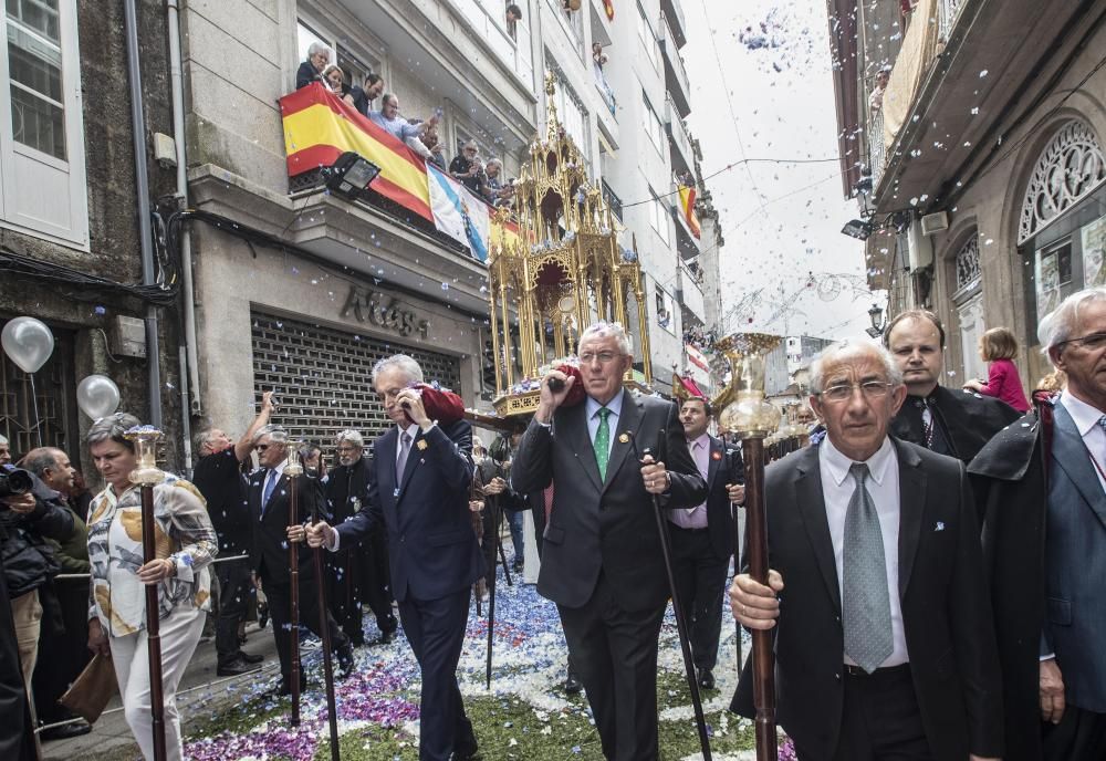 Las flores coronan el Corpus de Ponteareas.