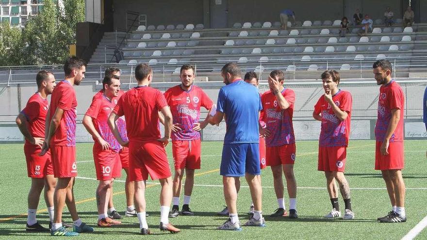 Entrenador y jugadores de la UD Ourense, durante un entrenamiento. // Iñaki Osorio