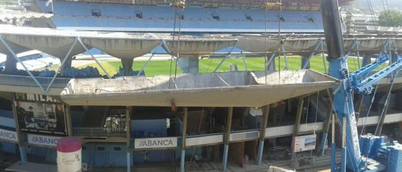 Espectacular retirada de la cubierta de Tribuna