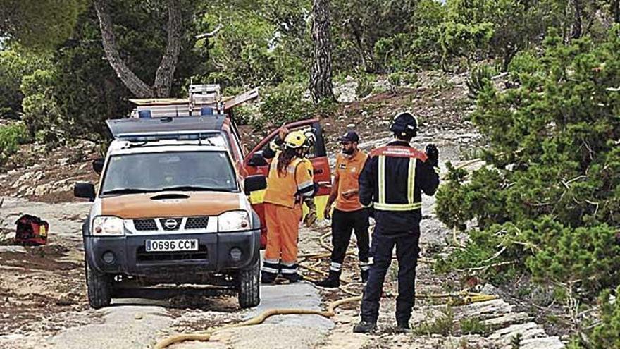 Los bomberos, ayer, durante el incendio en s&#039;Estufador.