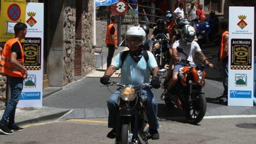 Els participants en plena ruta pels carrers de Monistrol de Montserrat