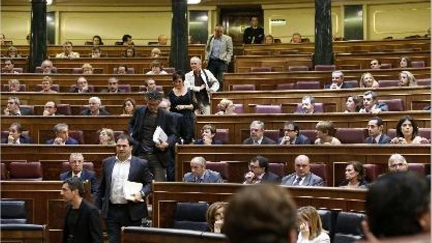 Los diputados de Amaiur al abandonar ayer el Congreso para no votar los recortes del Gobierno.