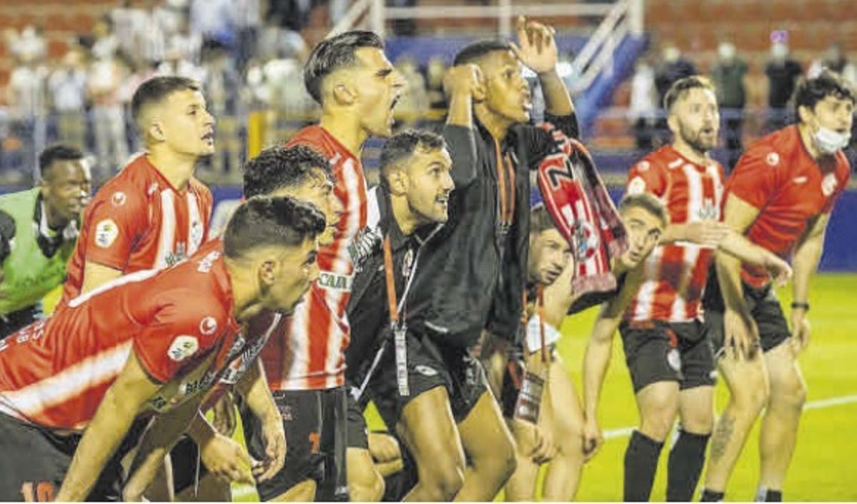 Los jugadores rojiblancos, animando desde el banquillo